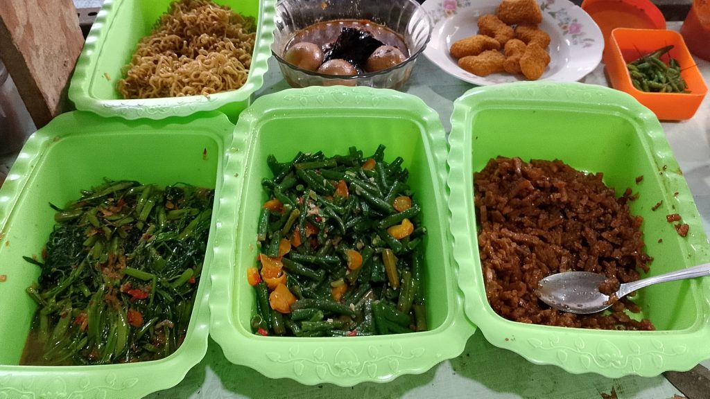 Warung Bu There: Jual Makanan Pagi-Siang di Semarang Timur